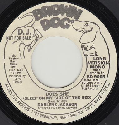 7inch Record DARLENE JACKSON - Does She (Sleep On My Side Of The B BD9005PROMO Brown Dog Recor 1975 US Soul/Funk Used