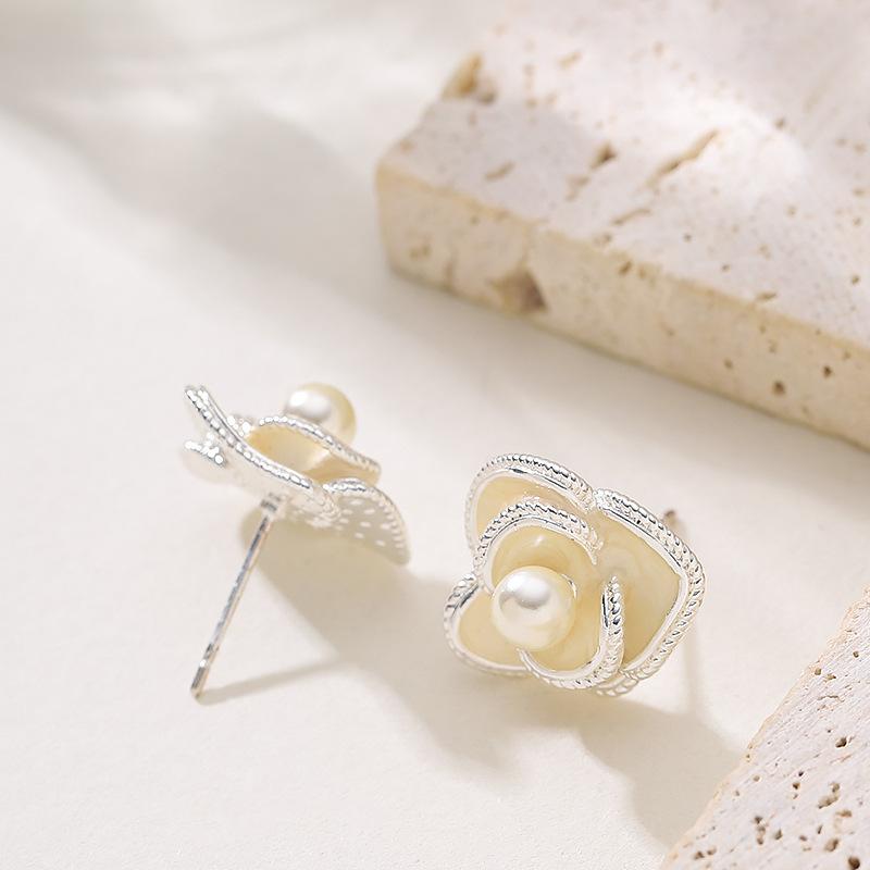 European and American fashion exquisite enamel drop glaze three-dimensional camellia pearl stud earrings light luxury elegant commuter earrings