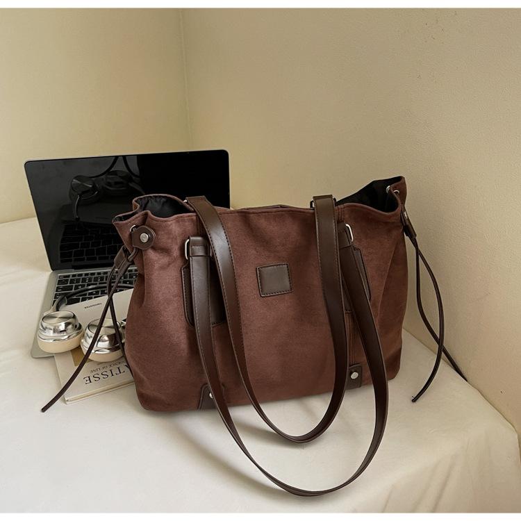 2025 New Retro British Style Commuter Handbag Fashionable High-end Texture Niche Design Underarm Bag Tote Bag