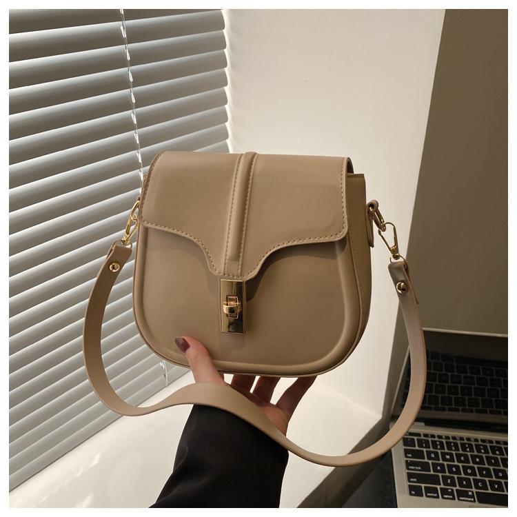 

2025 новая модная сумка на плечо полукруглая сумка-седло женская сумка с замком маленькая квадратная сумка трендовая сумка-мессенджер хаки