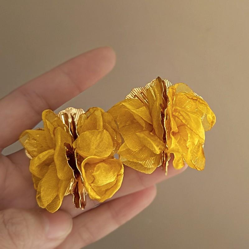 Super fairy yellow flower earrings 2025 new small fresh and sweet stud earrings light luxury temperament seaside vacation style earrings