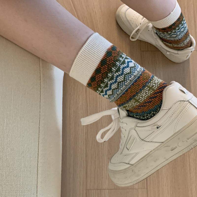 Autumn and Winter Socks: Women's Ethnic Style Thickened and Warm Combed Cotton Mid-calf Socks, Retro Style