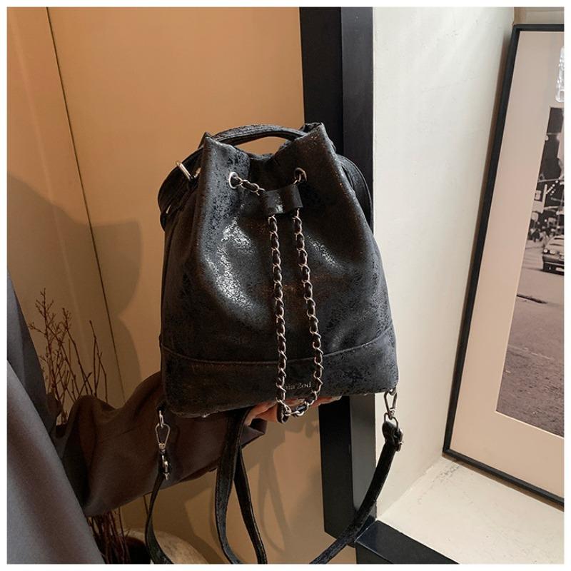 Large Capacity Backpack Women's Fashion Chain Drawstring Bucket Bag Leisure Niche New Travel Backpack