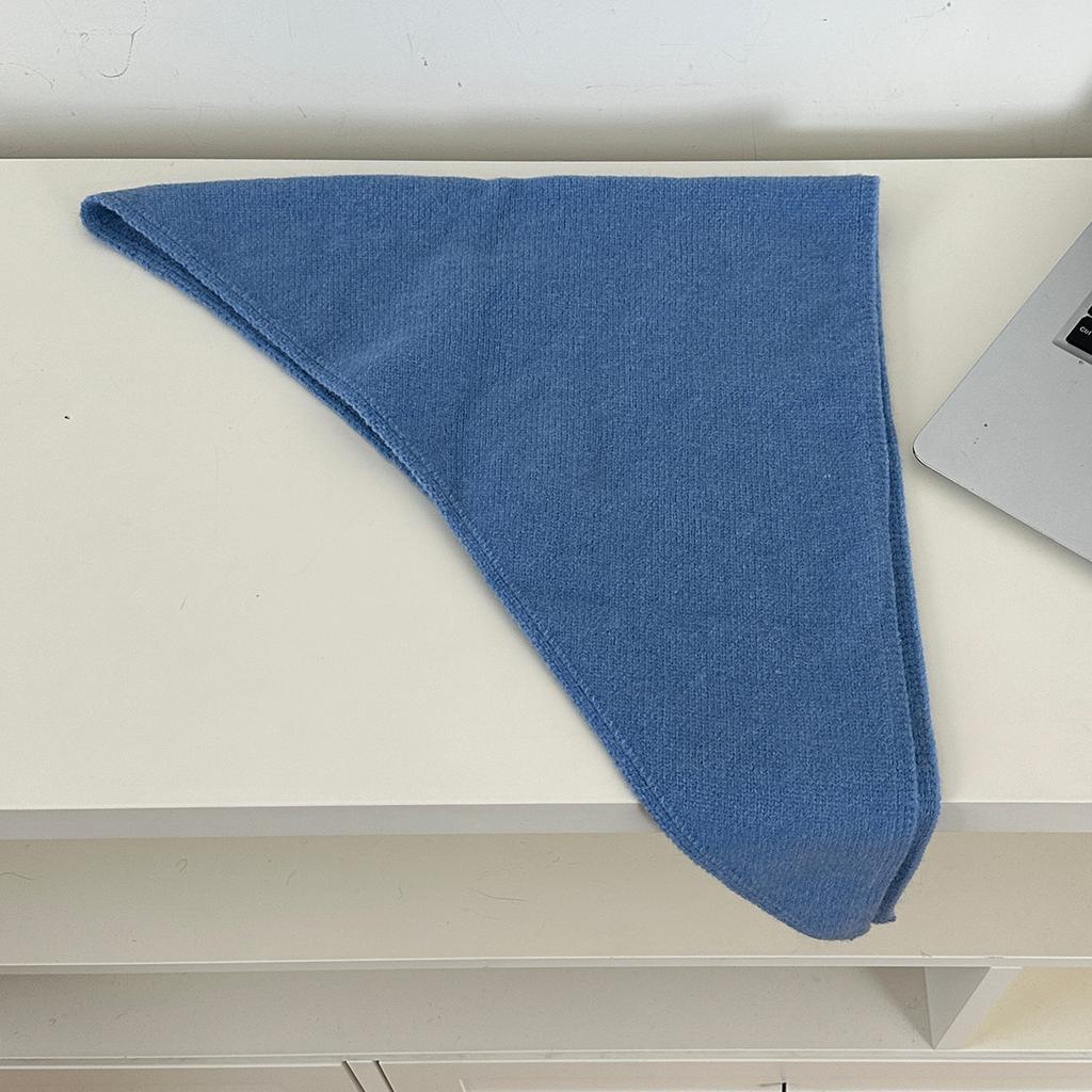 A Wool-Blend Flat Woven Triangular Scarf For Women Suitable For All Seasons For Decoration Pography And Travel Paired With A Small Headscarf