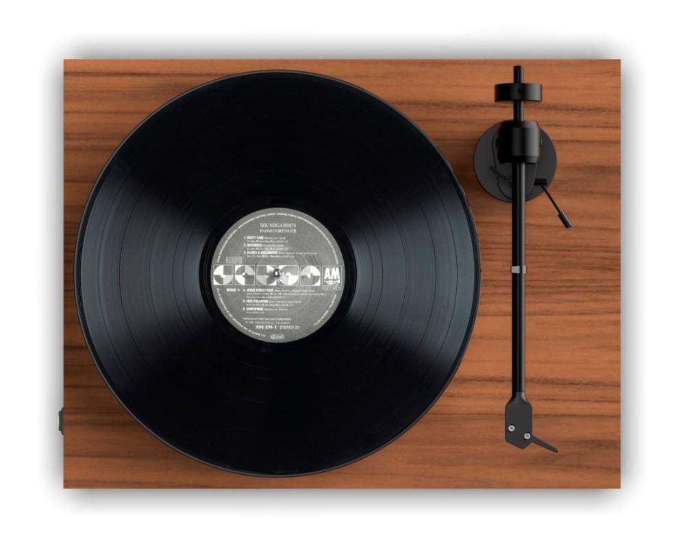 Pro-Ject E1 PHONO mit eingebautem Vorverstärker + mit Audio-Technica AT3600L-Tonabnehmer - Walnuss, Pro-Ject