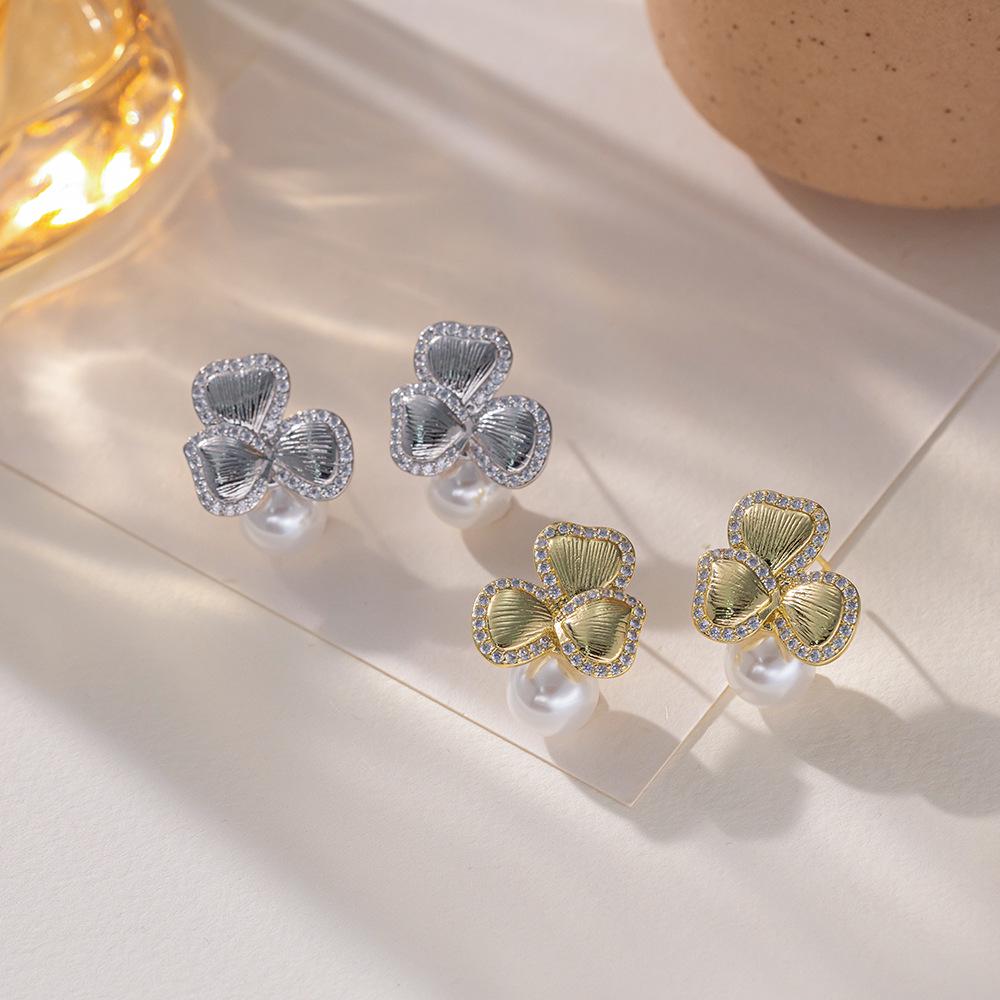 Elegant Retro Gold Flower Pearl Earrings for Women: High-End Fashion Statement