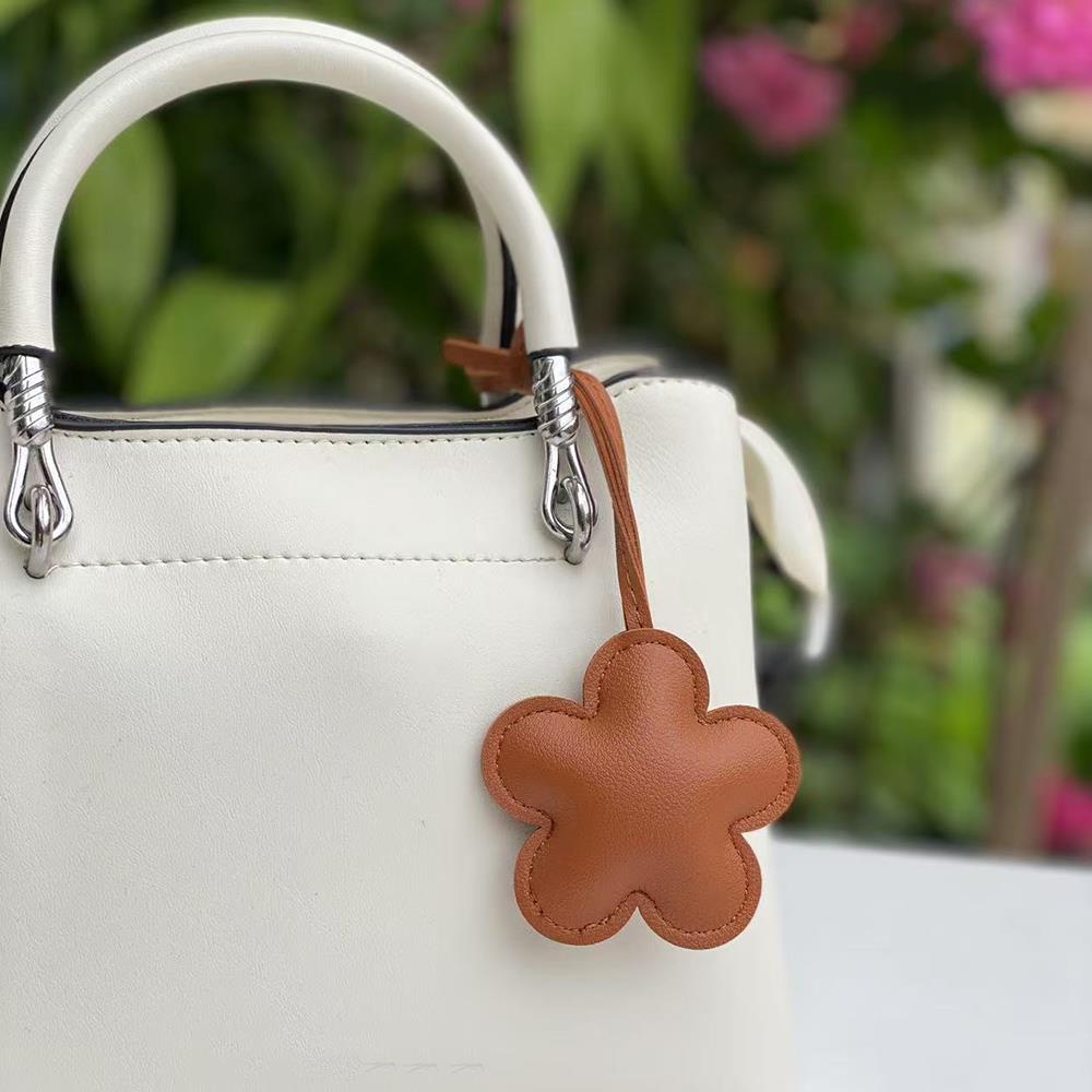 Cute Flower Keychain Women's Exquisite Bag Pendant Creative PU Leather Car Keyring Hand Rope Bag Charm Jewelry Accessory Gifts
