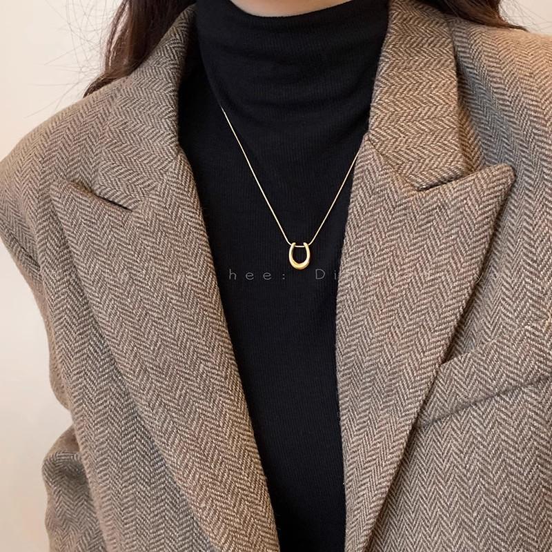 Golden horseshoe pendant necklace popular simple sweater chain decorative accessories