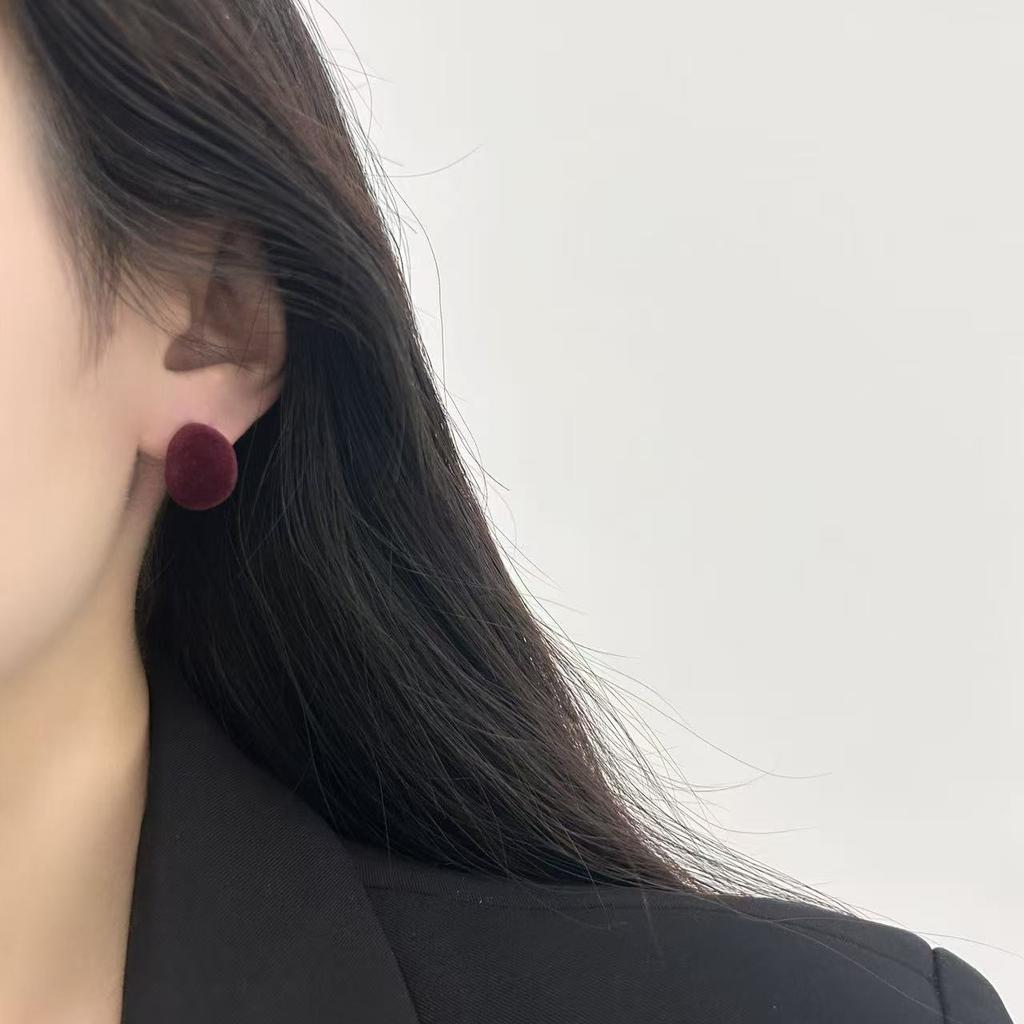 Light Luxury Red Velvet Stud Earrings Autumn And Winter Personalized Stud Earrings Temperament Advanced Warmth Elegant Retro Earrings