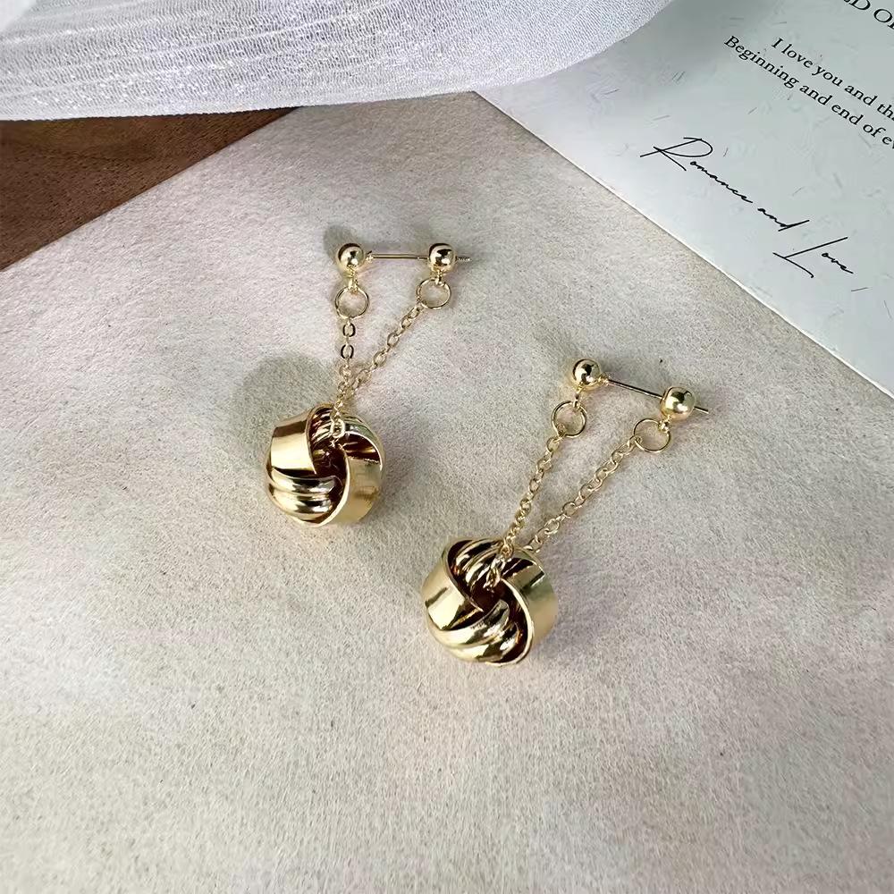 

Temperament Small Swing Серьги Женские Премиум Универсальные Легкие Роскошные Нишевые Дизайн Подвеска Металлические Серьги для Пригородных Перевозок