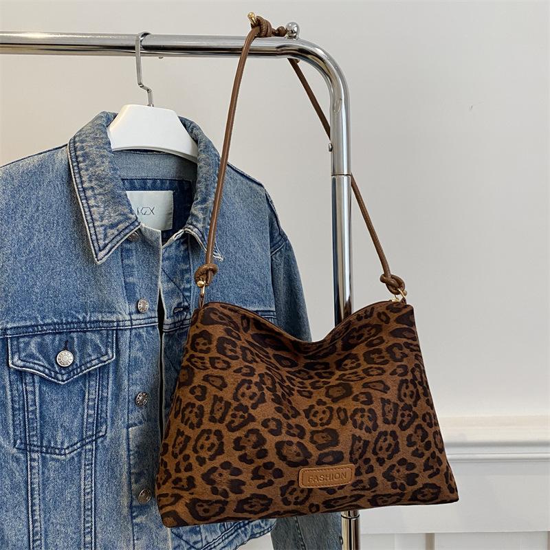 Popular Bucket Large Capacity Bag Women 2025 New Internet Celebrity Retro Leopard Print Shoulder Armpit Bag Tote Messenger Bag