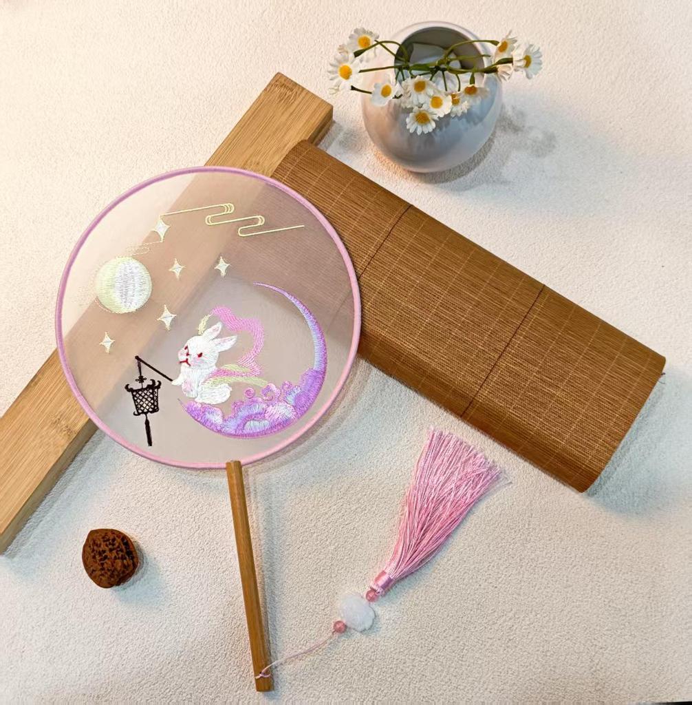 Klassischer doppelseitig bestickter Pfauenfächer - Traditionelles rundes Suzhou Hanfu Tanzaccessoire