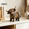 Small Desktop Animal Figurine Farmhouse Highland Cow Figurine, Resin Scottish Bull Statue, Rustic Decorative Accents for Living Room Tabletop
