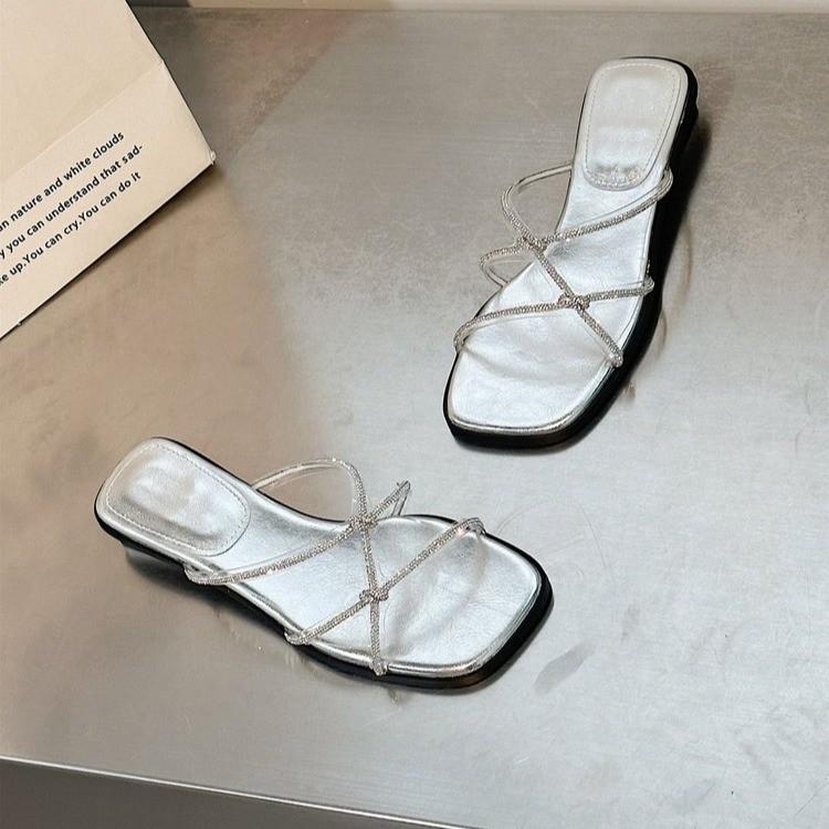 

French low-heeled rhinestone outer wear small slippers female 2025 summer new fairy style with skirt fashion casual slippers 43 срібний