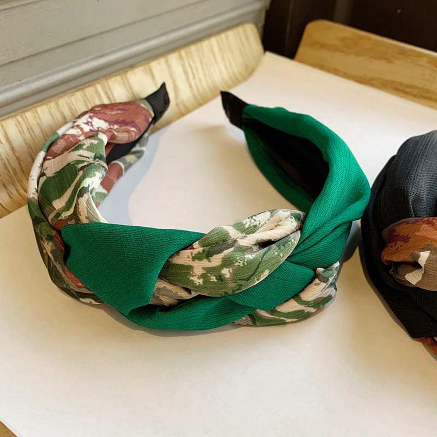 Fried Dough Twists braid with color matching has a stylized headband, which is simple, bohemian, elegant, and beautiful for dail