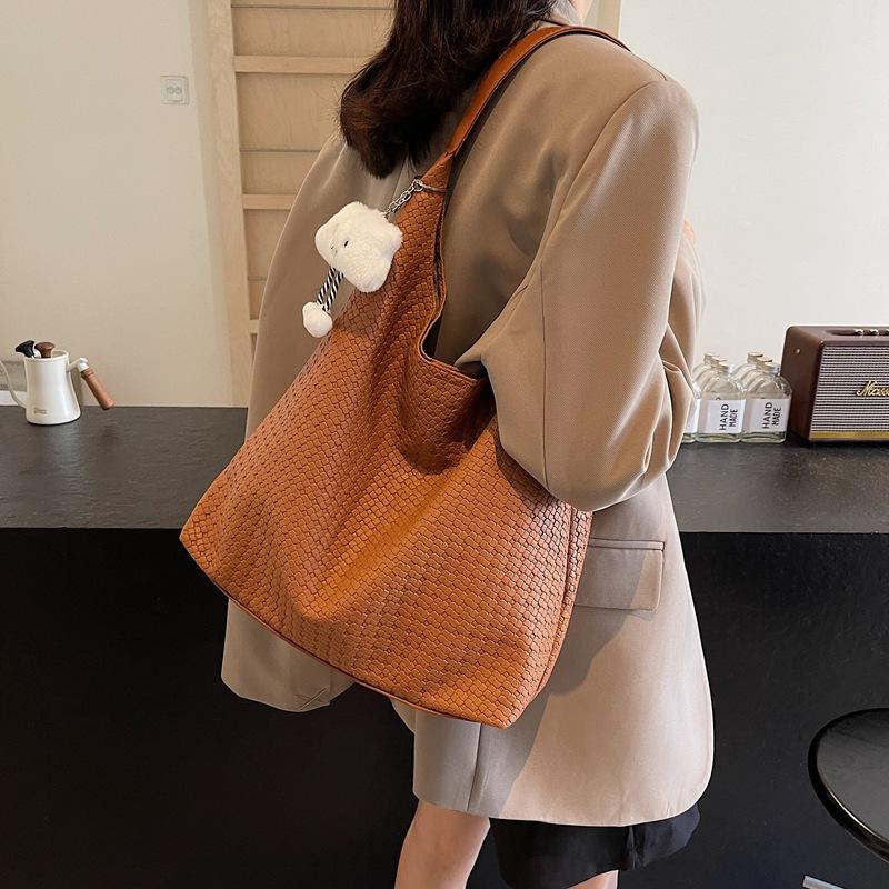 This Year's Popular Solid Color Trendy Shoulder Bag 2025 New Autumn Backpack Fashionable Large-capacity Messenger Bag Pendant