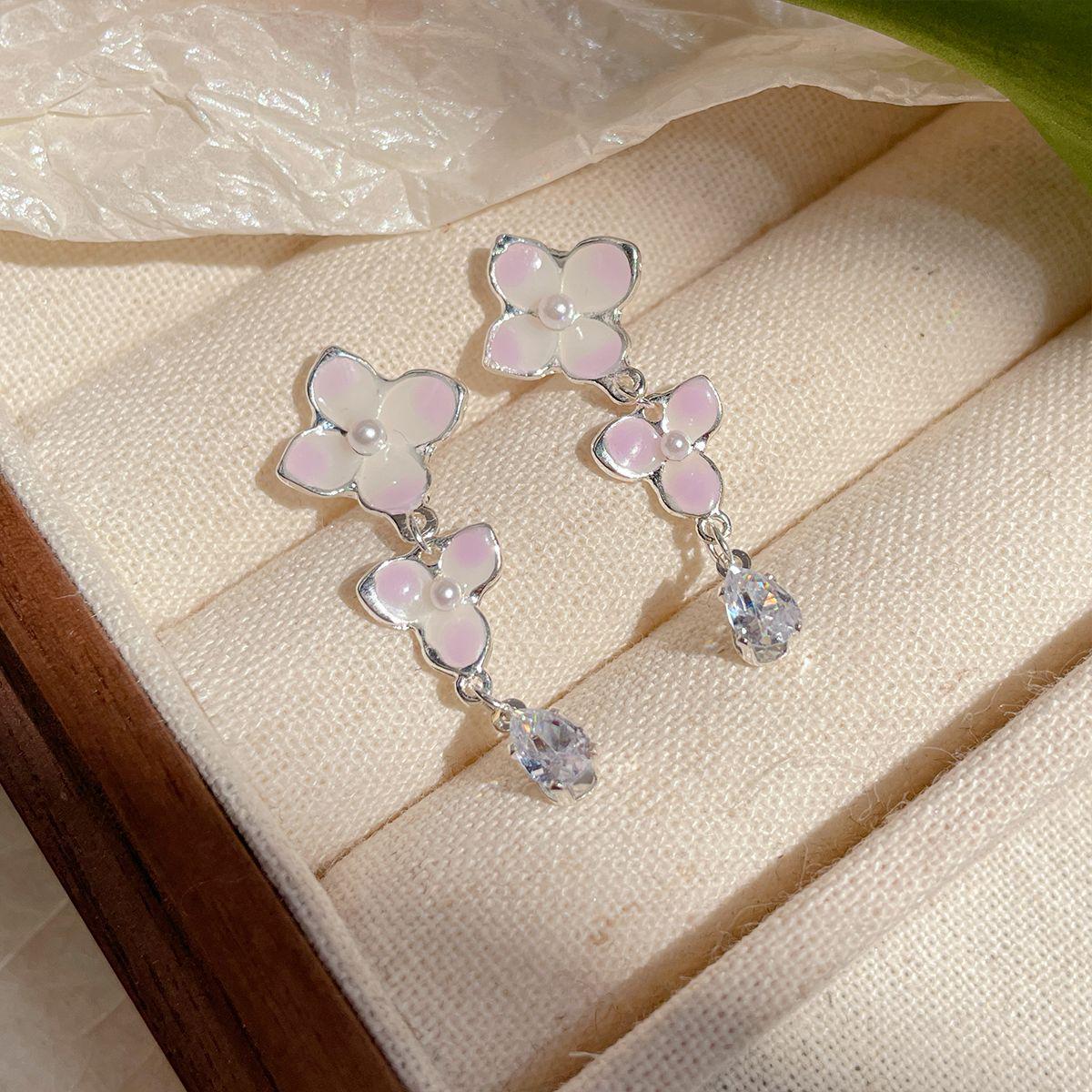 

«Женские серьги-кисточки в виде лепестков гортензии из серебра — легкая роскошь и милый нишевый дизайн»