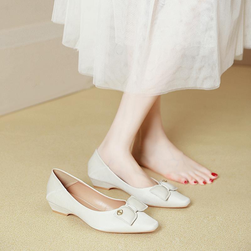 

Low-heeled single shoes women s new soft leather light-mouth red women s shoes are not tired, square-headed thick-heeled shoes 35