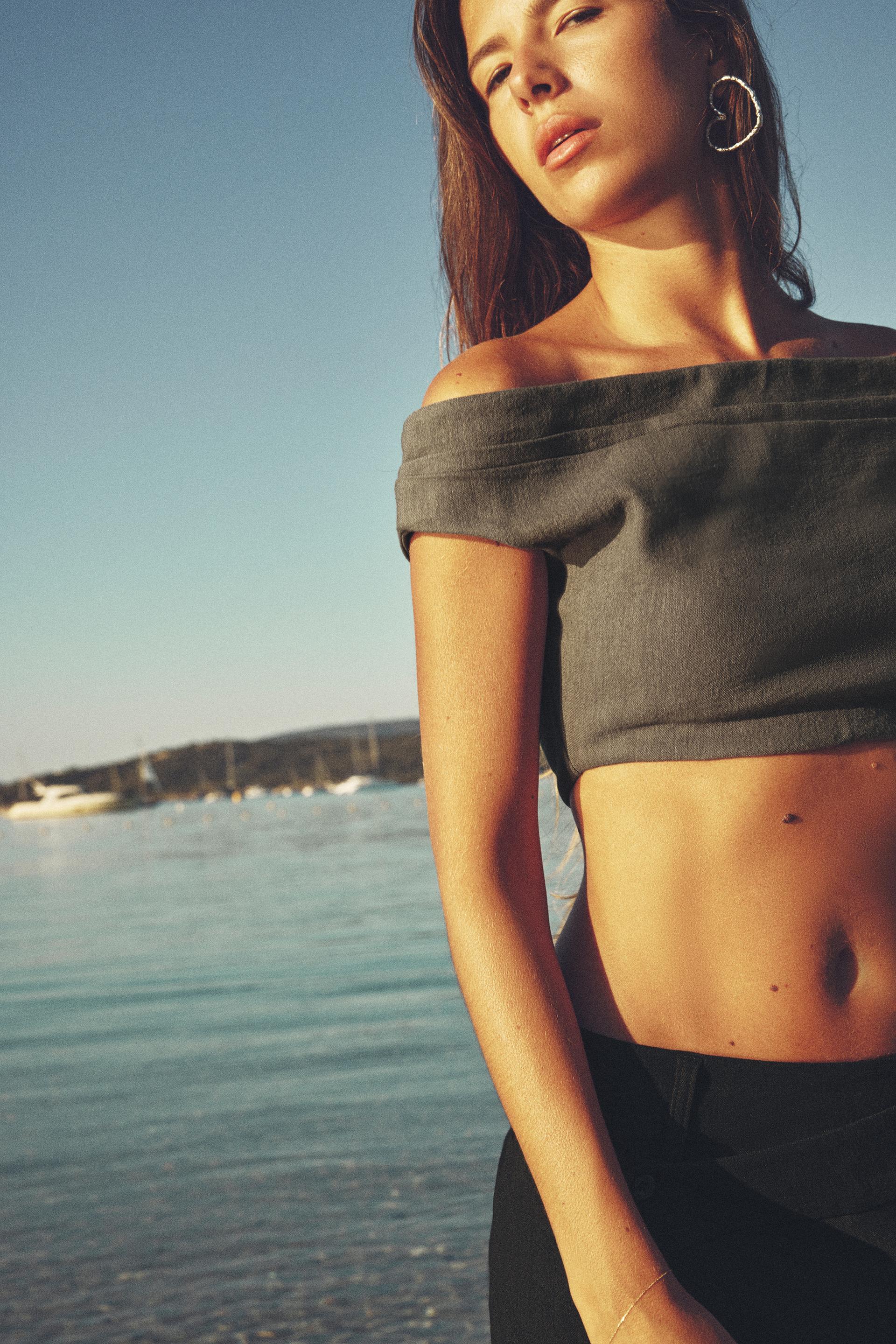 

УКОРОЧЕННЫЙ ТОП С ОТКРЫТЫМИ ПЛЕЧАМИ