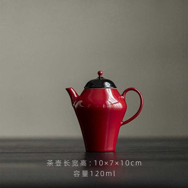 

Керамический чайник ручной работы красновато-коричневого цвета с тонким фильтром и приятным внешним видом