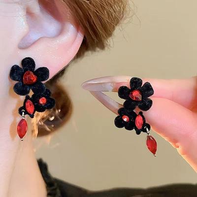 Vintage Dunkel Schwarz Samt Blumen Ohrringe für Damen Mädchen Süß Exquisit Rotes Herz Ovaler Anhänger Ohrringe Schmuck Zubehör