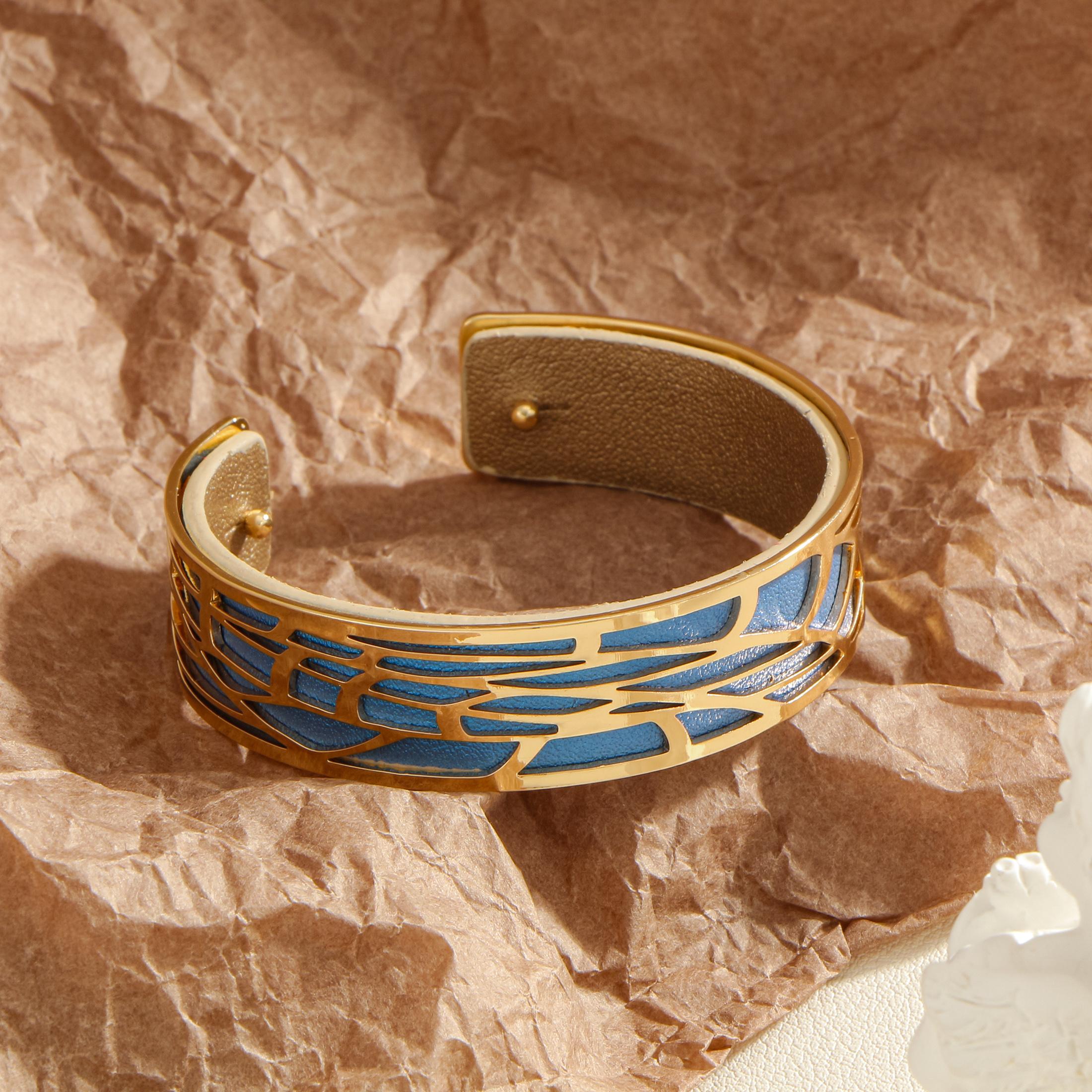 

Hollow double-sided leather color replaceable women s fashionable and minimalist golden jewelry gift banquet opening bracelet