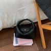 Minimalistische Weiche PU-Schultertasche für Damen Gebogene Silhouette Klappenverschluss