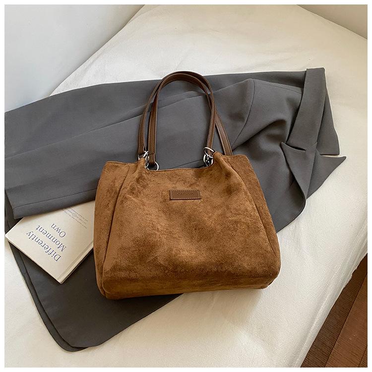 

Large capacity shoulder bag women s 2025 new trendy Korean version tote bag retro foreign lazy style shoulder handbag women коричневий