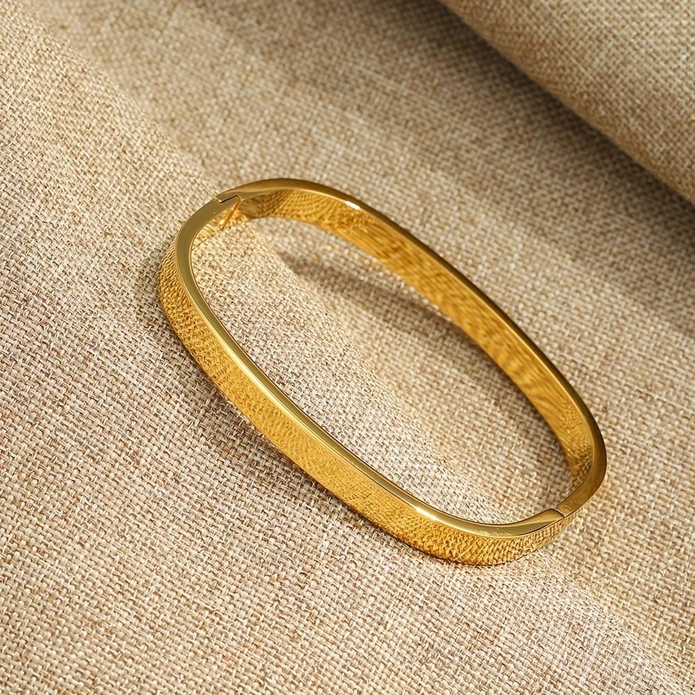 

Source Manufacturer Titanium Steel Buckle Square Bracelet Simple Smooth Stainless Steel Jewelry Couple Bracelet Set of Six золотий