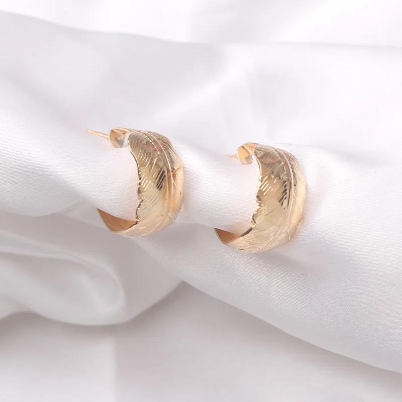 Metal Feather Women's Stud Earrings Gold Color C-shaped Earrings for Female Unusual Earrings Bijoux Femme Fashion Jewelry