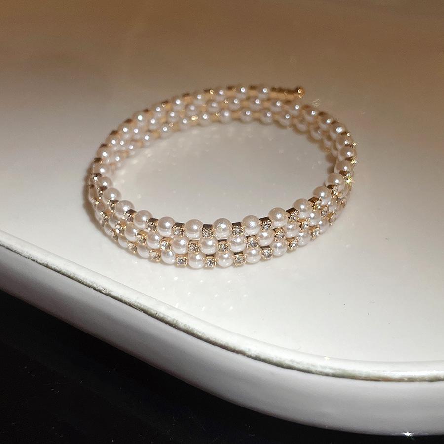 Francuska bransoletka wielowarstwowa z cyrkoniami: Elegancka bransoletka w stylu light luxury z przesadnym designem.