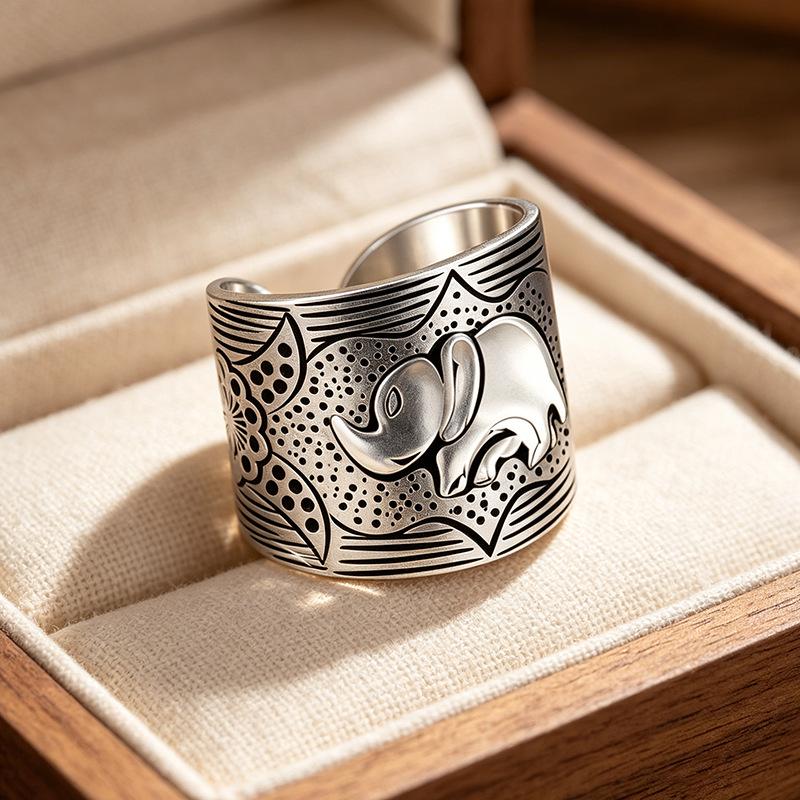 Men's Large Retro Silver Thai Elephant Ring - Bold, Versatile Style