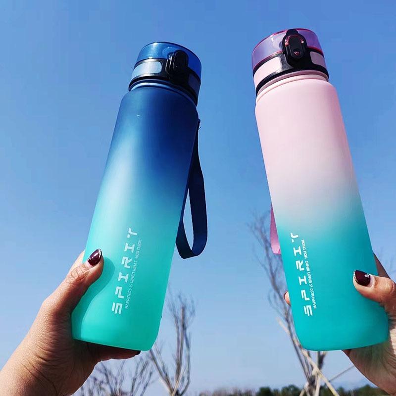 Hot Selling Gradient Frosted Plastic Space Cup with Bounce Cover Direct Drinking Cup Portable for Outdoor Sports Water Cup