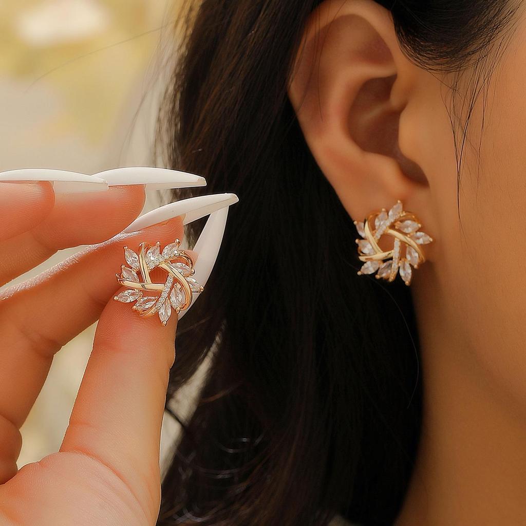 Elegant Snowflake Jewelry Set: Full Diamond Alloy Necklace & Earrings, Perfect for Chinese Valentine's Day.