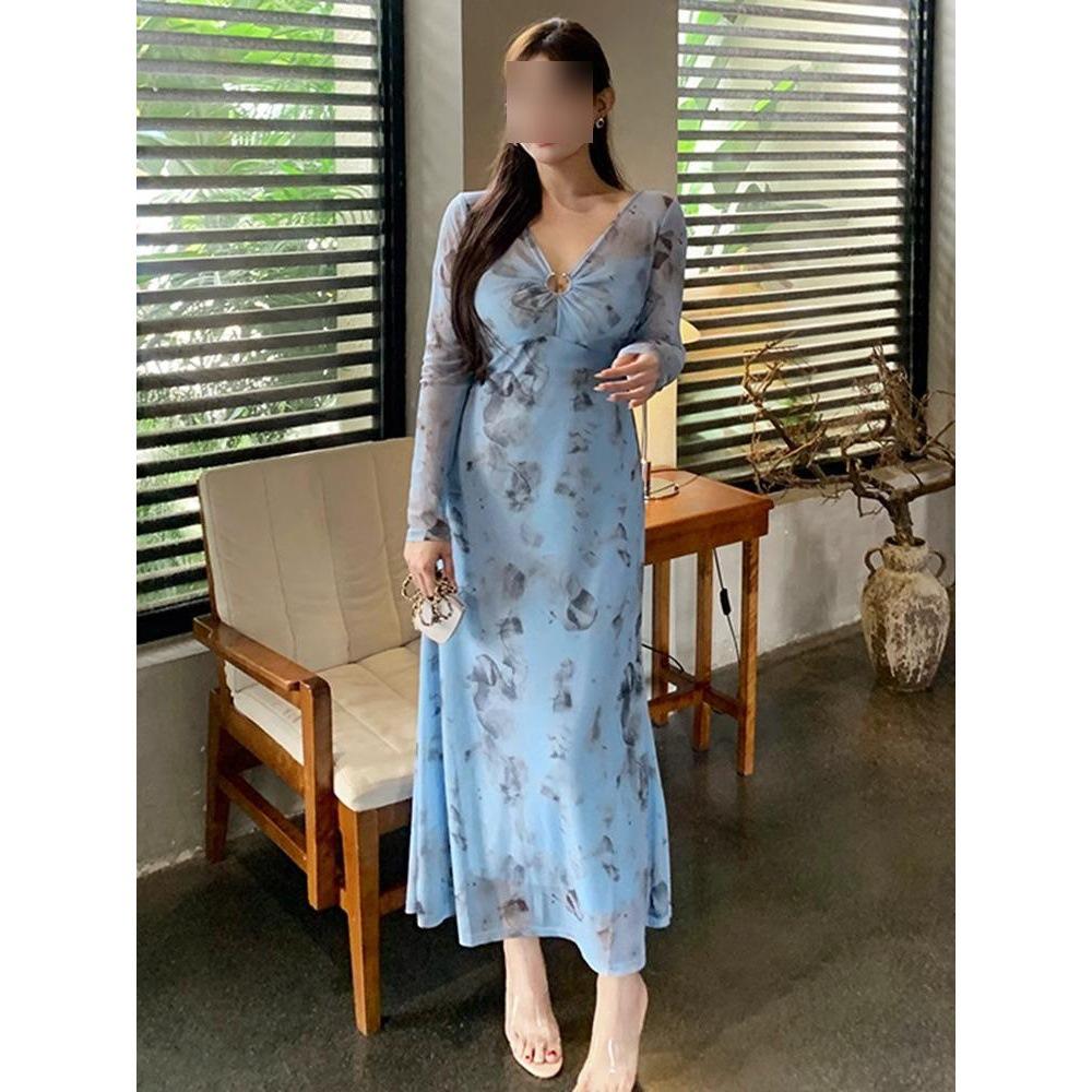 

Charming Blue Print Bodycon Dress - Slim Fit, Low-Cut V-Neck for Mature Women, Perfect for Early Spring Extra Large