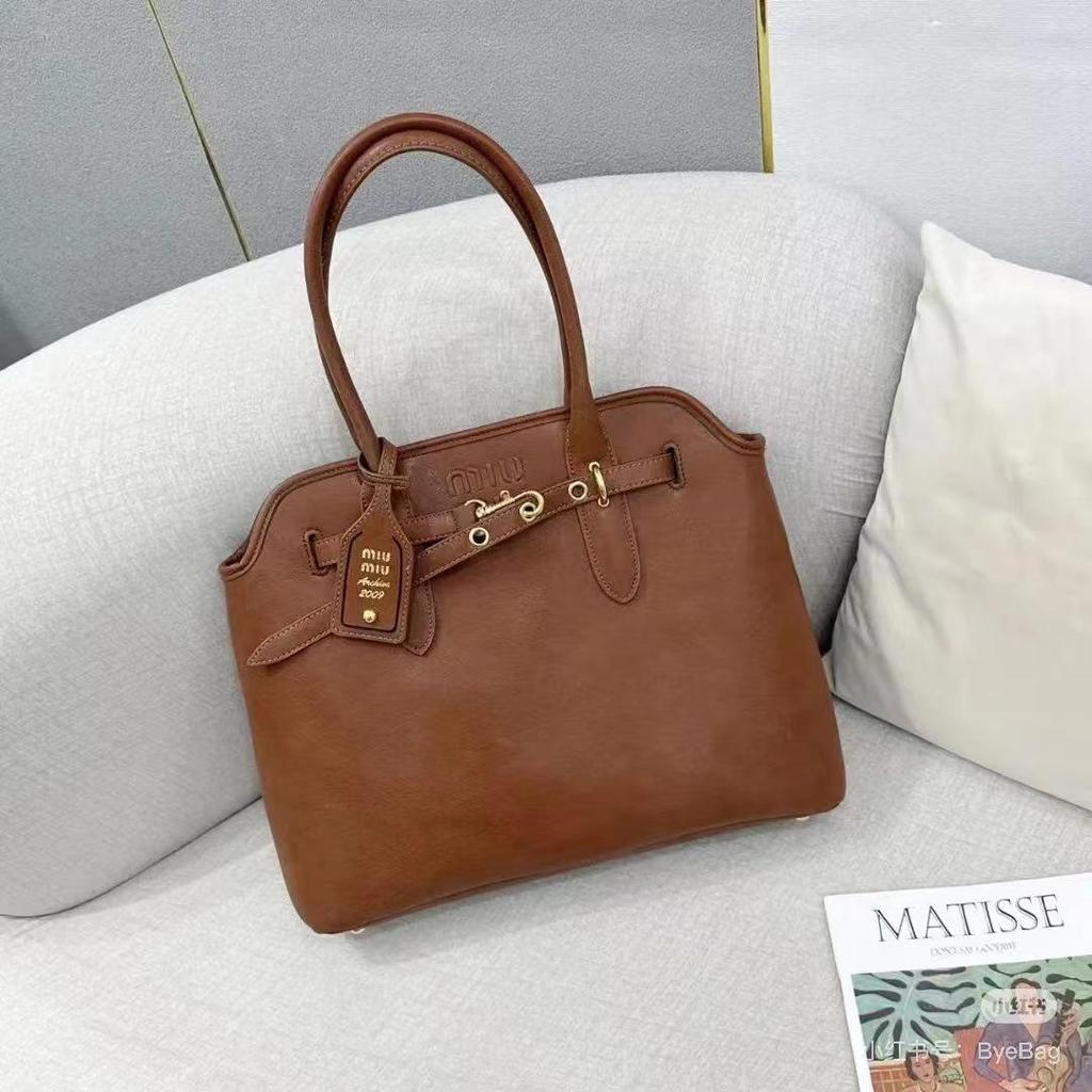 Miu's 2025 Retro Large-Capacity Shell Handbag: Fashionable, Versatile Tote & Briefcase