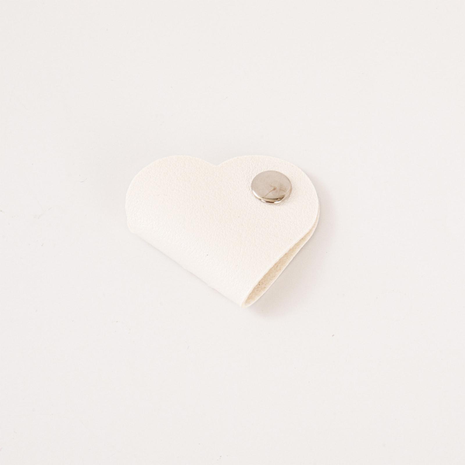

Leather Heart Shaped Cable Organizer Cord Wrap for Earphone Charger Power Data Cables Durable Compact Design with Snap Button Closure one size білий