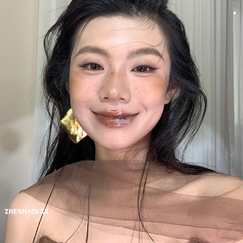 Elegant Geometric Metal Stud Earrings - Bold, Trendy Accessories for Bridal Gowns