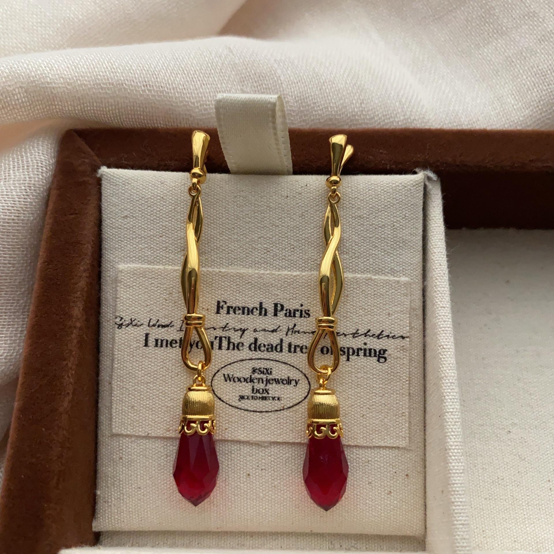 

Retro Twisted Silk Water Drop Gem Earrings, Earrings, Tassel, Fashionable, Exquisite, Elegant, Light Luxury, Bright Niche Smart Earrings.