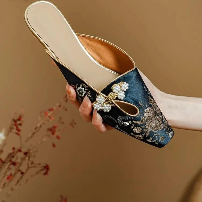 

2024 Новые летние женские мюли из шелка в этническом стиле Baotou, тапочки на низком каблуке, сандалии с квадратным носком, высокие туфли, женская обувь Zapatos 40 чёрный