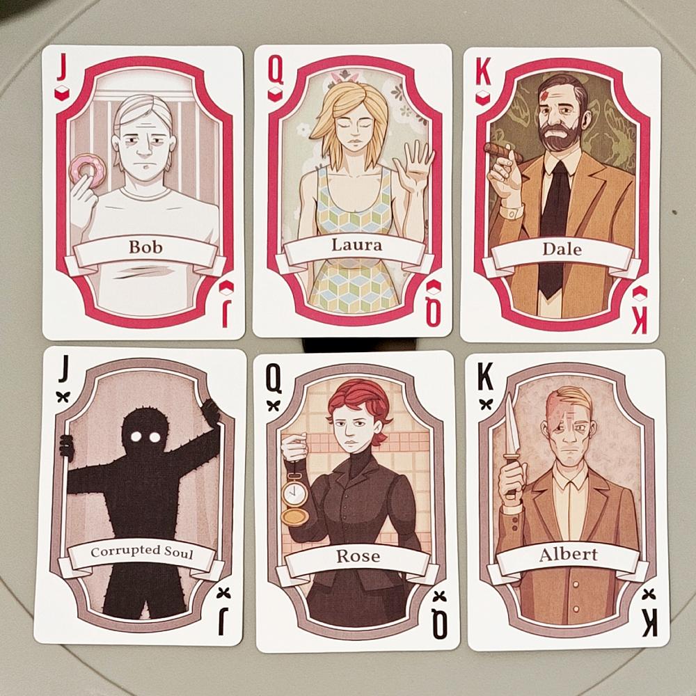 Carte da Gioco Rusty Lake - 54 Carte da Poker 9*6cm con Mr. Corvo, Sig.. Personaggi di Owl & Cube Escape su Cartoncino Goffrato