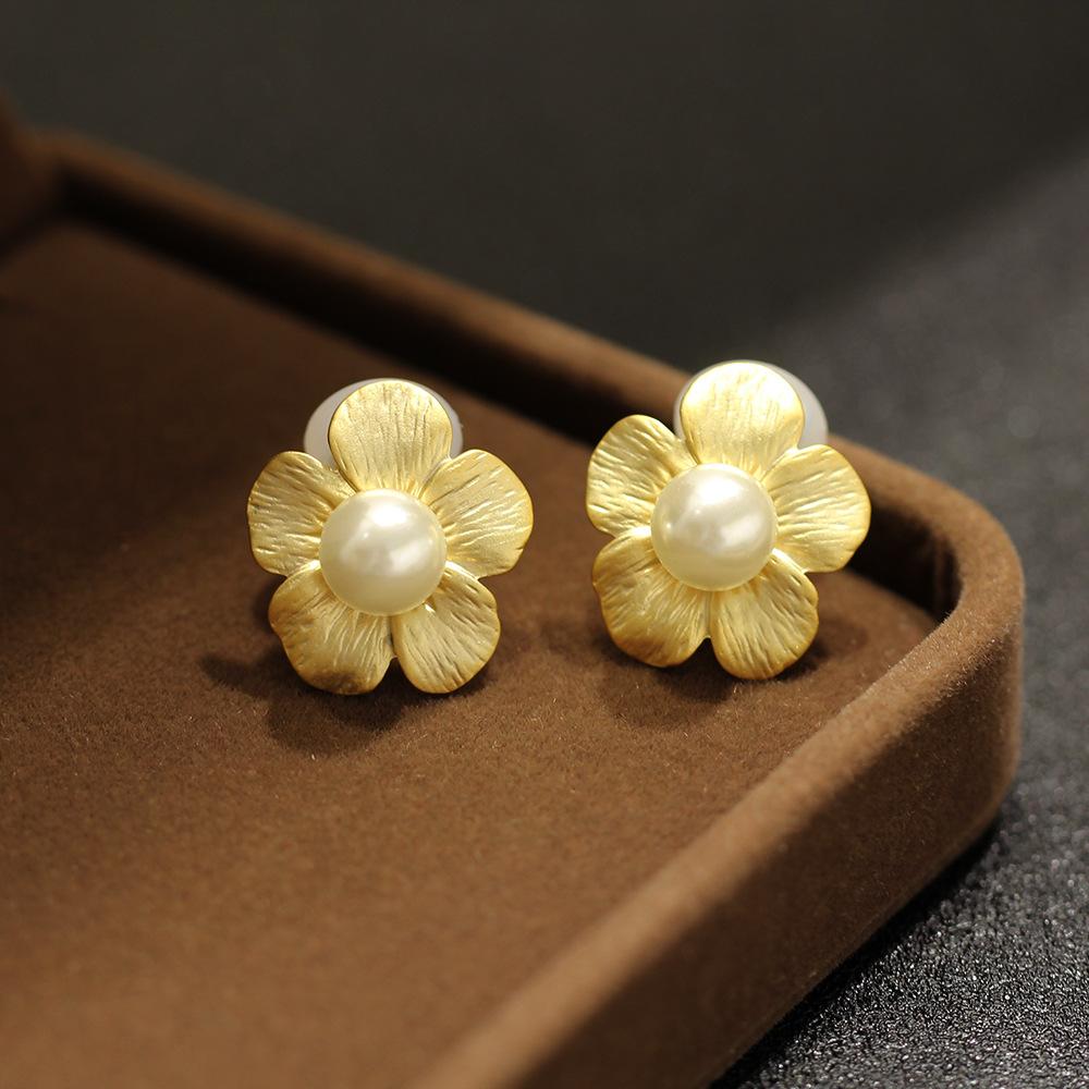 French retro matte gold and silver flower earrings temperament imitation pearl no earrings earclip earrings women's versatile