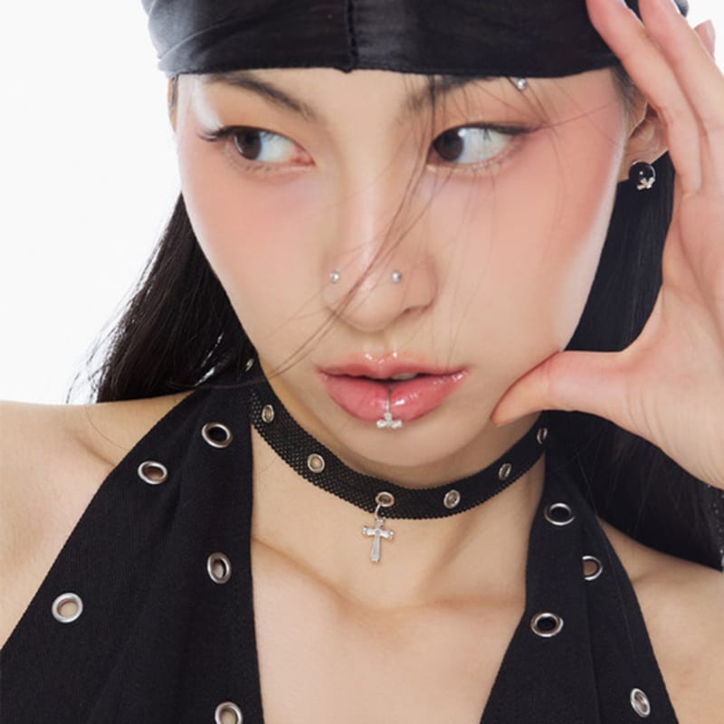 NIMBUS SHINE CROSS PUNCHING LACE CHOKER