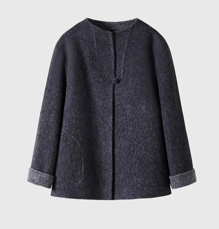 

Женское двустороннее шерстяное пальто с круглым вырезом и застежкой-лягушкой - Дизайн во французском стиле для осени/зимы 2025 Medium древесный уголь/чёрный