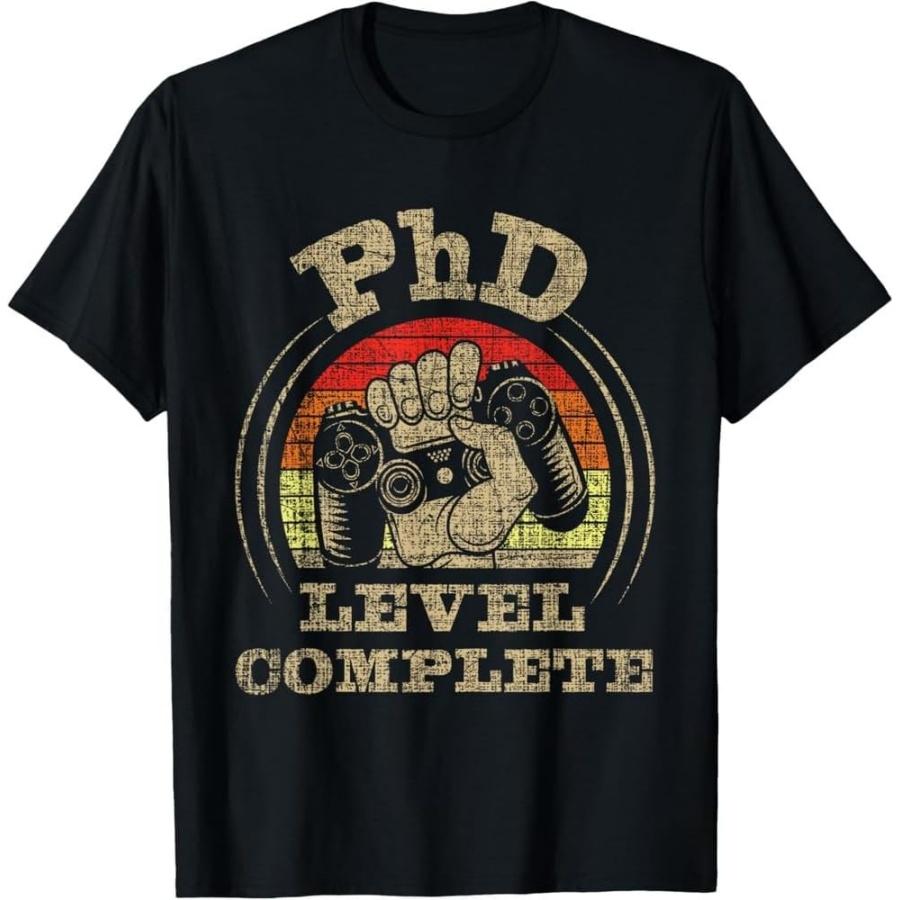 

Мужская черная ретро-академическая футболка с надписью PhD Level Complete и графическим принтом в виде жеста рукой S чёрный