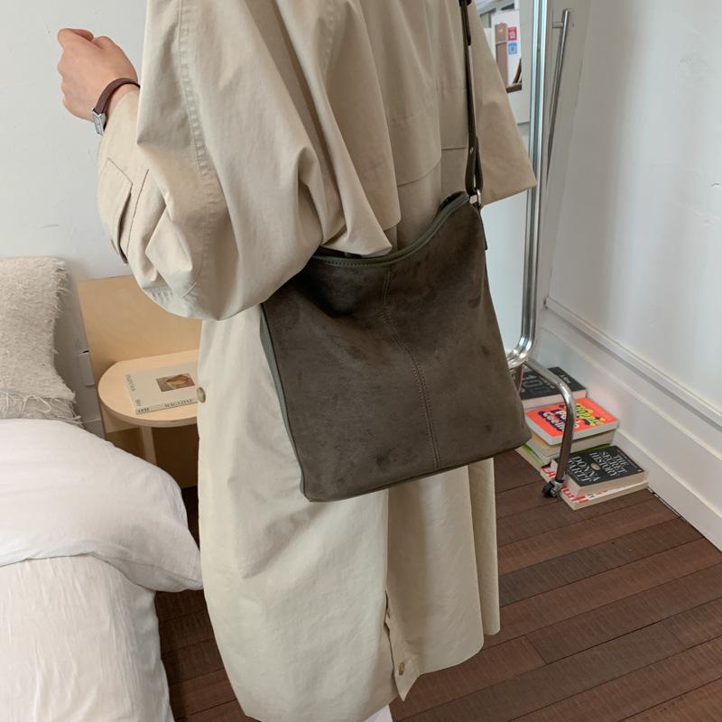 Large Capacity Bag Women's 2025 New Autumn and Winter High-end Retro Commuter Tote Bag Single Shoulder Crossbody Bucket Bag