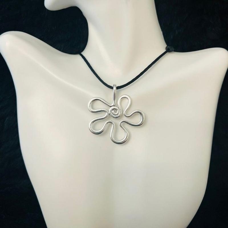 5 Pieces Flower Pendants Small Flower DIY Necklace Bracelet Supplies Alloy Material for Bracelet Bangle Necklace Jewelry