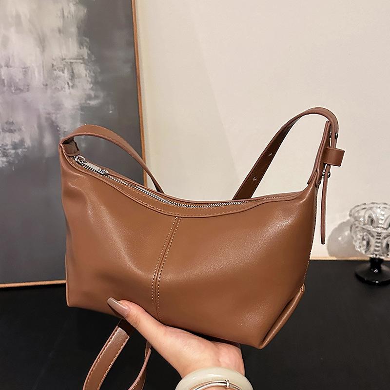 

Retro niche women s bags, new premium large-capacity trendy shoulder bags, casual versatile messenger dumpling bags. коричневый