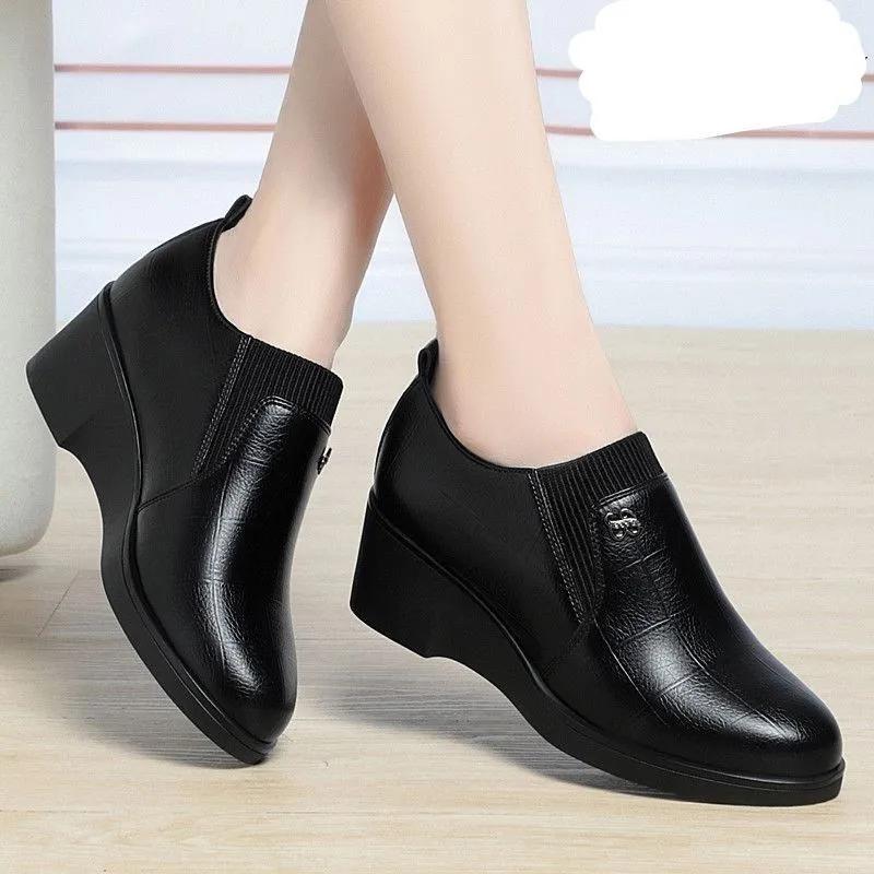 Frühling Herbst Damen Bequeme Tiefe Mund Weiche Lederschuhe Flexible Slipper Damen Plateau Keilschuhe für Büro Mutter Arbeit