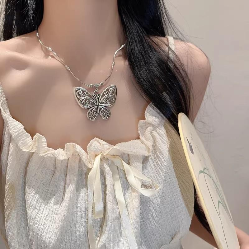 Vintage Carved Necklace Women Bohemian Style New Ethnic Flower Butterfly Necklace Silver Color Alloy Wedding Party Jewelry Gifts